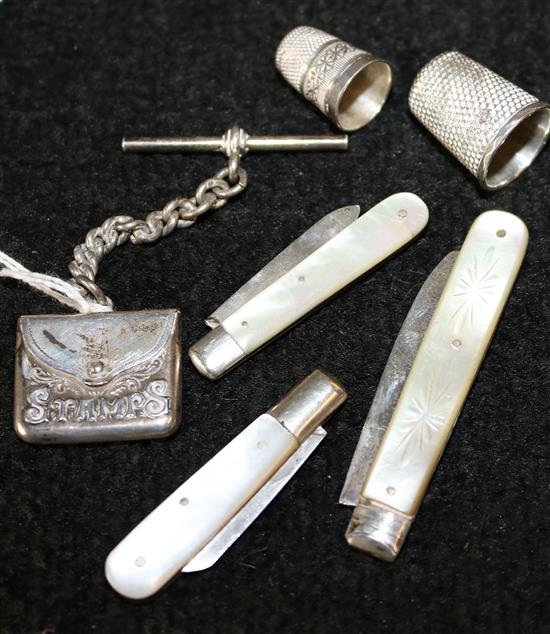 Silver envelope stamp case fob, 3 silver/mother of pearl penknives, Charles Horner silver thimble & another silver thimble